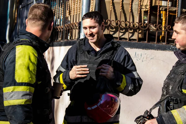 Büyük Rus İHA saldırılarından sonra Kyiv şehir merkezindeki merkez tren istasyonu yakınlarındaki bir binanın cephesi ağır darbe aldı. İtfaiyeciler, Kyiv 'in merkezindeki saldırının olduğu yerdeler.