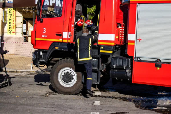 Büyük Rus İHA saldırılarından sonra Kyiv şehir merkezindeki merkez tren istasyonu yakınlarındaki bir binanın cephesi ağır darbe aldı. İtfaiyeciler, Kyiv 'in merkezindeki saldırının olduğu yerdeler.