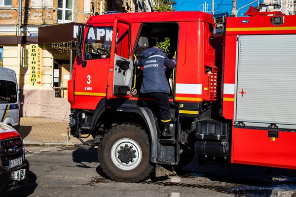 Büyük Rus İHA saldırılarından sonra Kyiv şehir merkezindeki merkez tren istasyonu yakınlarındaki bir binanın cephesi ağır darbe aldı. İtfaiyeciler, Kyiv 'in merkezindeki saldırının olduğu yerdeler.