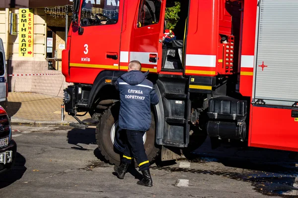 Efter Massiva Ryska Drönarattacker Drabbades Fasaden Byggnad Centrala Kiev Nära — Stockfoto