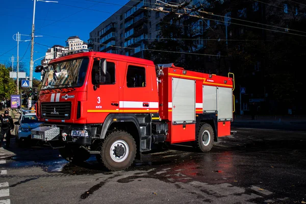 Büyük Rus İHA saldırılarından sonra Kyiv şehir merkezindeki merkez tren istasyonu yakınlarındaki bir binanın cephesi ağır darbe aldı. İtfaiyeciler, Kyiv 'in merkezindeki saldırının olduğu yerdeler.