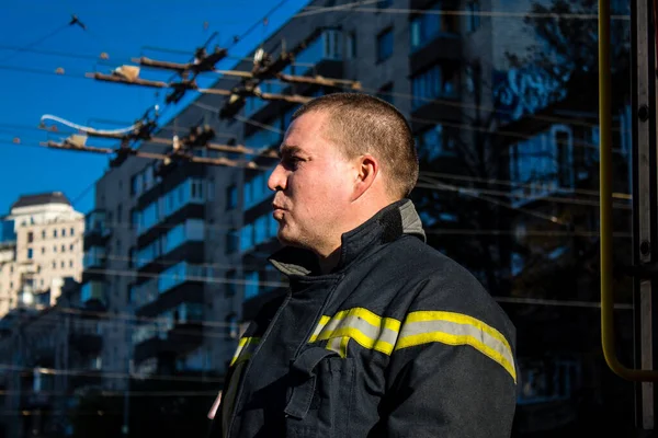 Büyük Rus İHA saldırılarından sonra Kyiv şehir merkezindeki merkez tren istasyonu yakınlarındaki bir binanın cephesi ağır darbe aldı. İtfaiyeciler, Kyiv 'in merkezindeki saldırının olduğu yerdeler.