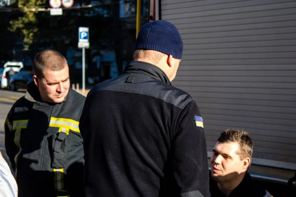 Büyük Rus İHA saldırılarından sonra Kyiv şehir merkezindeki merkez tren istasyonu yakınlarındaki bir binanın cephesi ağır darbe aldı. İtfaiyeciler, Kyiv 'in merkezindeki saldırının olduğu yerdeler.