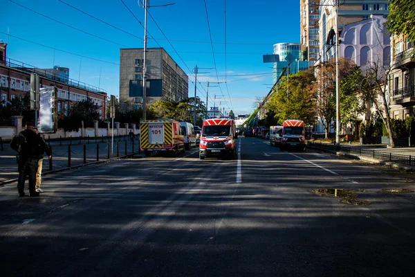 Büyük Rus İHA saldırılarından sonra Kyiv şehir merkezindeki merkez tren istasyonu yakınlarındaki bir binanın cephesi ağır darbe aldı. İtfaiyeciler, Kyiv 'in merkezindeki saldırının olduğu yerdeler.