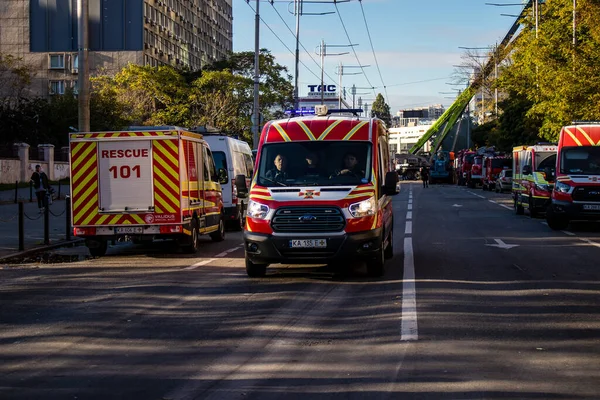 Büyük Rus İHA saldırılarından sonra Kyiv şehir merkezindeki merkez tren istasyonu yakınlarındaki bir binanın cephesi ağır darbe aldı. İtfaiyeciler, Kyiv 'in merkezindeki saldırının olduğu yerdeler.