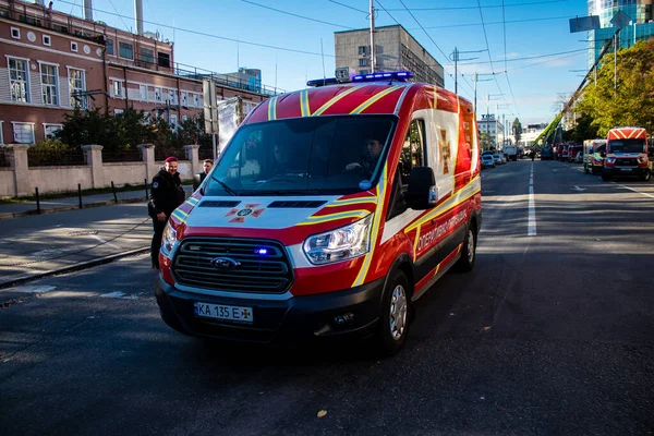 Büyük Rus İHA saldırılarından sonra Kyiv şehir merkezindeki merkez tren istasyonu yakınlarındaki bir binanın cephesi ağır darbe aldı. İtfaiyeciler, Kyiv 'in merkezindeki saldırının olduğu yerdeler.