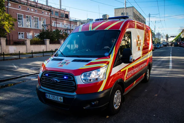 Büyük Rus İHA saldırılarından sonra Kyiv şehir merkezindeki merkez tren istasyonu yakınlarındaki bir binanın cephesi ağır darbe aldı. İtfaiyeciler, Kyiv 'in merkezindeki saldırının olduğu yerdeler.