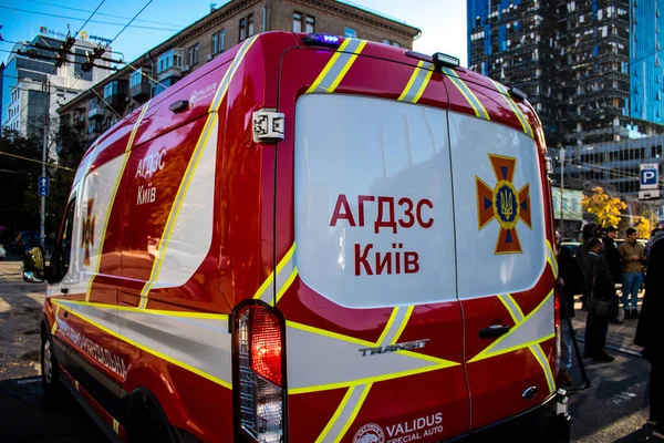 Büyük Rus İHA saldırılarından sonra Kyiv şehir merkezindeki merkez tren istasyonu yakınlarındaki bir binanın cephesi ağır darbe aldı. İtfaiyeciler, Kyiv 'in merkezindeki saldırının olduğu yerdeler.