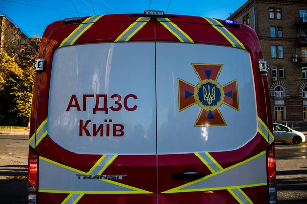 Büyük Rus İHA saldırılarından sonra Kyiv şehir merkezindeki merkez tren istasyonu yakınlarındaki bir binanın cephesi ağır darbe aldı. İtfaiyeciler, Kyiv 'in merkezindeki saldırının olduğu yerdeler.