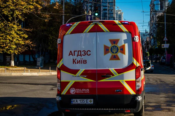 Büyük Rus İHA saldırılarından sonra Kyiv şehir merkezindeki merkez tren istasyonu yakınlarındaki bir binanın cephesi ağır darbe aldı. İtfaiyeciler, Kyiv 'in merkezindeki saldırının olduğu yerdeler.