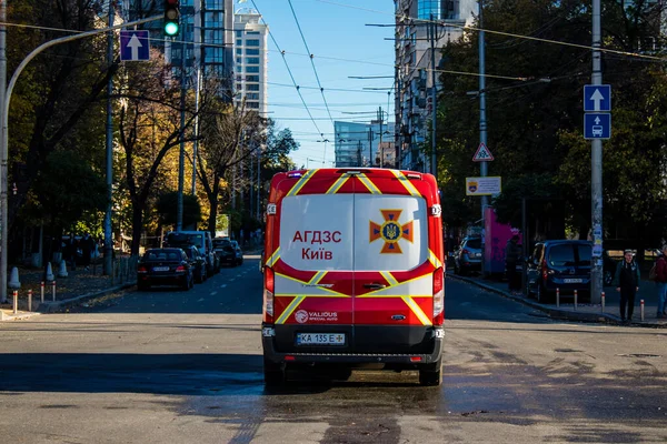 Büyük Rus İHA saldırılarından sonra Kyiv şehir merkezindeki merkez tren istasyonu yakınlarındaki bir binanın cephesi ağır darbe aldı. İtfaiyeciler, Kyiv 'in merkezindeki saldırının olduğu yerdeler.