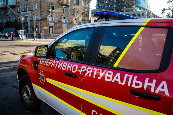 Büyük Rus İHA saldırılarından sonra Kyiv şehir merkezindeki merkez tren istasyonu yakınlarındaki bir binanın cephesi ağır darbe aldı. İtfaiyeciler, Kyiv 'in merkezindeki saldırının olduğu yerdeler.