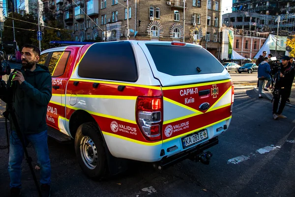 Büyük Rus İHA saldırılarından sonra Kyiv şehir merkezindeki merkez tren istasyonu yakınlarındaki bir binanın cephesi ağır darbe aldı. İtfaiyeciler, Kyiv 'in merkezindeki saldırının olduğu yerdeler.