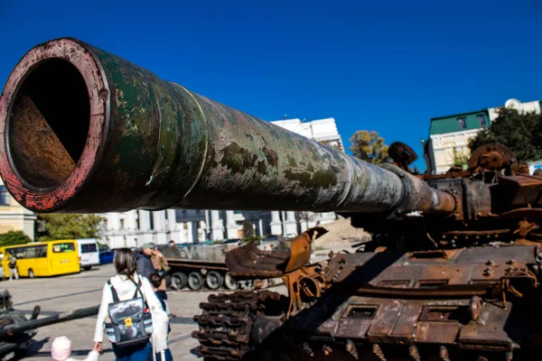 被毁的俄罗斯军事装备展览是一个露天展览 展出了2022年俄罗斯入侵乌克兰期间缴获和销毁的俄罗斯军事装备 — 图库照片