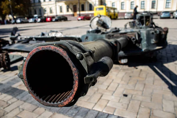 破壊されたロシアの軍事機器の展示会は オープンエアの展示会であり ウクライナの2022ロシアの侵略中に捕獲され 破壊されたロシアの軍事機器を備えています — ストック写真