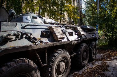 Ukrayna ordusunun hafif zırhlı aracı Barkhmunt kasabasında intihar insansız hava aracı tarafından saldırıya uğradı. Askerler çarpışmaya dönmeden önce hasarlı tekerleği doğaçlama olarak değiştiriyorlar.