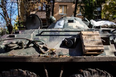 Ukrayna ordusunun hafif zırhlı aracı Barkhmunt kasabasında intihar insansız hava aracı tarafından saldırıya uğradı. Askerler çarpışmaya dönmeden önce hasarlı tekerleği doğaçlama olarak değiştiriyorlar.