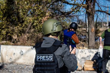 Lenka Klicperova 'nın portresi, bu seçkin gazeteci ve fotoğrafçı Ukrayna, Bakhmut' taki savaşı anlatıyor. Rus bombardımanı altında ön cephede çalışıyor ve durumu örtbas etmek için muazzam bir soğukkanlılık gösteriyor. 