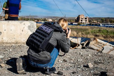 Lenka Klicperova 'nın portresi, bu seçkin gazeteci ve fotoğrafçı Ukrayna, Bakhmut' taki savaşı anlatıyor. Rus bombardımanı altında ön cephede çalışıyor ve durumu örtbas etmek için muazzam bir soğukkanlılık gösteriyor. 