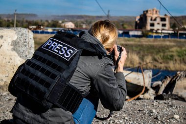 Lenka Klicperova 'nın portresi, bu seçkin gazeteci ve fotoğrafçı Ukrayna, Bakhmut' taki savaşı anlatıyor. Rus bombardımanı altında ön cephede çalışıyor ve durumu örtbas etmek için muazzam bir soğukkanlılık gösteriyor. 