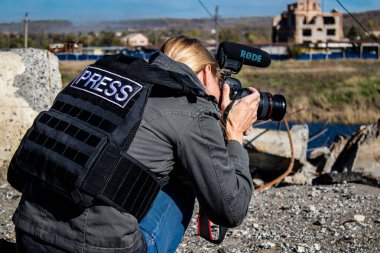 Lenka Klicperova 'nın portresi, bu seçkin gazeteci ve fotoğrafçı Ukrayna, Bakhmut' taki savaşı anlatıyor. Rus bombardımanı altında ön cephede çalışıyor ve durumu örtbas etmek için muazzam bir soğukkanlılık gösteriyor. 
