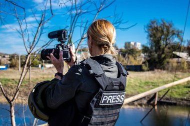 Lenka Klicperova 'nın portresi, bu seçkin gazeteci ve fotoğrafçı Ukrayna, Bakhmut' taki savaşı anlatıyor. Rus bombardımanı altında ön cephede çalışıyor ve durumu örtbas etmek için muazzam bir soğukkanlılık gösteriyor. 