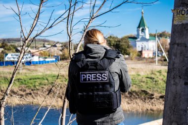 Lenka Klicperova 'nın portresi, bu seçkin gazeteci ve fotoğrafçı Ukrayna, Bakhmut' taki savaşı anlatıyor. Rus bombardımanı altında ön cephede çalışıyor ve durumu örtbas etmek için muazzam bir soğukkanlılık gösteriyor. 