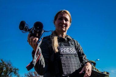 Lenka Klicperova 'nın portresi, bu seçkin gazeteci ve fotoğrafçı Ukrayna, Bakhmut' taki savaşı anlatıyor. Rus bombardımanı altında ön cephede çalışıyor ve durumu örtbas etmek için muazzam bir soğukkanlılık gösteriyor. 