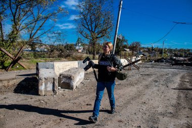Lenka Klicperova 'nın portresi, bu seçkin gazeteci ve fotoğrafçı Ukrayna, Bakhmut' taki savaşı anlatıyor. Rus bombardımanı altında ön cephede çalışıyor ve durumu örtbas etmek için muazzam bir soğukkanlılık gösteriyor. 