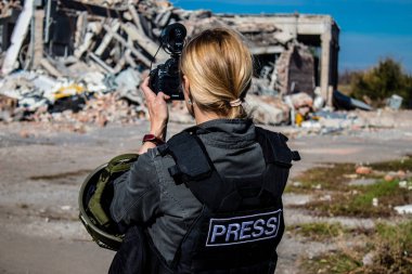 Lenka Klicperova 'nın portresi, bu seçkin gazeteci ve fotoğrafçı Ukrayna, Bakhmut' taki savaşı anlatıyor. Rus bombardımanı altında ön cephede çalışıyor ve durumu örtbas etmek için muazzam bir soğukkanlılık gösteriyor. 
