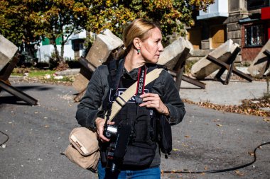 Lenka Klicperova 'nın portresi, bu seçkin gazeteci ve fotoğrafçı Ukrayna, Bakhmut' taki savaşı anlatıyor. Rus bombardımanı altında ön cephede çalışıyor ve durumu örtbas etmek için muazzam bir soğukkanlılık gösteriyor. 