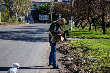 Lenka Klicperova 'nın portresi, bu seçkin gazeteci ve fotoğrafçı Ukrayna, Bakhmut' taki savaşı anlatıyor. Rus bombardımanı altında ön cephede çalışıyor ve durumu örtbas etmek için muazzam bir soğukkanlılık gösteriyor. 