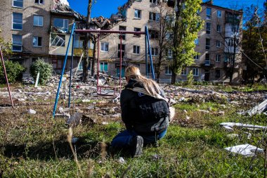 Lenka Klicperova 'nın portresi, bu seçkin gazeteci ve fotoğrafçı Ukrayna, Bakhmut' taki savaşı anlatıyor. Rus bombardımanı altında ön cephede çalışıyor ve durumu örtbas etmek için muazzam bir soğukkanlılık gösteriyor. 