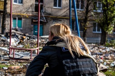 Lenka Klicperova 'nın portresi, bu seçkin gazeteci ve fotoğrafçı Ukrayna, Bakhmut' taki savaşı anlatıyor. Rus bombardımanı altında ön cephede çalışıyor ve durumu örtbas etmek için muazzam bir soğukkanlılık gösteriyor. 