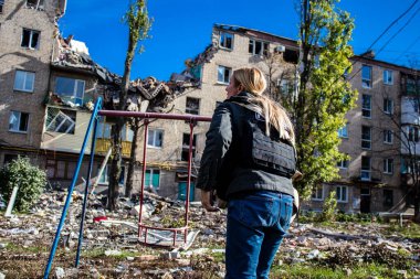 Lenka Klicperova 'nın portresi, bu seçkin gazeteci ve fotoğrafçı Ukrayna, Bakhmut' taki savaşı anlatıyor. Rus bombardımanı altında ön cephede çalışıyor ve durumu örtbas etmek için muazzam bir soğukkanlılık gösteriyor. 