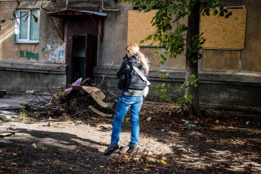 Lenka Klicperova 'nın portresi, bu seçkin gazeteci ve fotoğrafçı Ukrayna, Bakhmut' taki savaşı anlatıyor. Rus bombardımanı altında ön cephede çalışıyor ve durumu örtbas etmek için muazzam bir soğukkanlılık gösteriyor. 