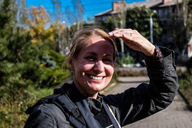 Lenka Klicperova 'nın portresi, bu seçkin gazeteci ve fotoğrafçı Ukrayna, Bakhmut' taki savaşı anlatıyor. Rus bombardımanı altında ön cephede çalışıyor ve durumu örtbas etmek için muazzam bir soğukkanlılık gösteriyor. 