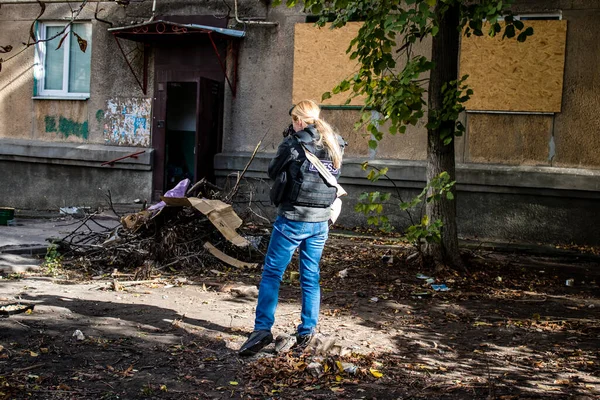 Портрет Ленки Кличперовой Выдающегося Журналиста Фотографа Освещающего Войну Украине Бахмуте — стоковое фото