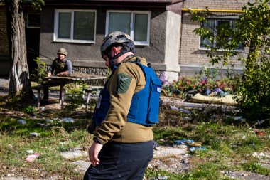 Bu seçkin gazeteci ve fotoğrafçı Jan Husar 'ın portresi Ukrayna' daki ve çatışma bölgelerindeki savaşı kapsıyor, Irak, Güney Sudan, Gazze, Filipinler, Somali, Sierra Leon, Suriye, Kenya, Güney Afrika 'daki savaşı kapsıyor. Bakhmut 'ta. 