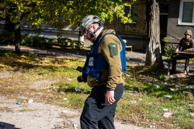 Bu seçkin gazeteci ve fotoğrafçı Jan Husar 'ın portresi Ukrayna' daki ve çatışma bölgelerindeki savaşı kapsıyor, Irak, Güney Sudan, Gazze, Filipinler, Somali, Sierra Leon, Suriye, Kenya, Güney Afrika 'daki savaşı kapsıyor. Bakhmut 'ta. 