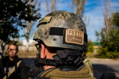 Bu seçkin gazeteci ve fotoğrafçı Jan Husar 'ın portresi Ukrayna' daki ve çatışma bölgelerindeki savaşı kapsıyor, Irak, Güney Sudan, Gazze, Filipinler, Somali, Sierra Leon, Suriye, Kenya, Güney Afrika 'daki savaşı kapsıyor. Bakhmut 'ta. 