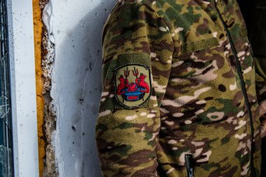 Askerler saldırıdan önce dinleniyor ve eğleniyorlar, Ukrayna ordusunun cephedeki piyade askerleri, düşman hatlarından havan topu ateşinde uzmanlaşmışlar. Amaçları Rus ordusunu kalıcı ateşle zayıflatmak. Durumları çok kötü.