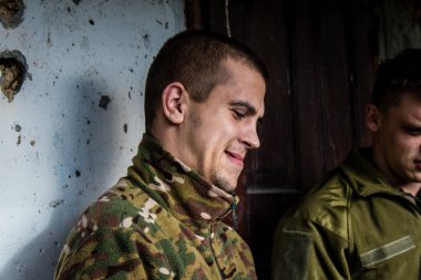 Askerler saldırıdan önce dinleniyor ve eğleniyorlar, Ukrayna ordusunun cephedeki piyade askerleri, düşman hatlarından havan topu ateşinde uzmanlaşmışlar. Amaçları Rus ordusunu kalıcı ateşle zayıflatmak. Durumları çok kötü.