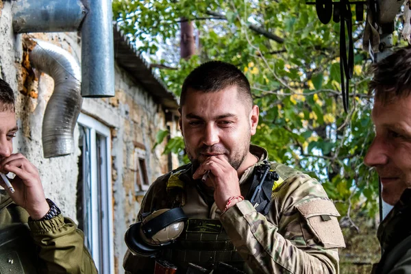兵士は休息時間を持っており 攻撃の前にお楽しみください 最前線にウクライナ軍歩兵兵士 彼らは敵のラインから迫撃砲を専門としています 彼らの目的は 永久的な火災でロシア軍を弱体化させることです 彼らの状況は非常にDa — ストック写真