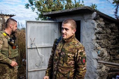 Askerler saldırıdan önce dinleniyor ve eğleniyorlar, Ukrayna ordusunun cephedeki piyade askerleri, düşman hatlarından havan topu ateşinde uzmanlaşmışlar. Amaçları Rus ordusunu kalıcı ateşle zayıflatmak. Durumları çok kötü.