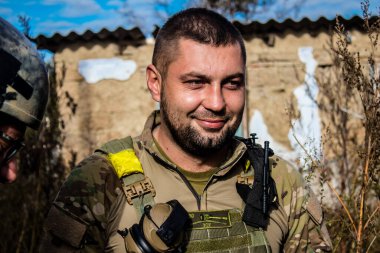 Askerler saldırıdan önce dinleniyor ve eğleniyorlar, Ukrayna ordusunun cephedeki piyade askerleri, düşman hatlarından havan topu ateşinde uzmanlaşmışlar. Amaçları Rus ordusunu kalıcı ateşle zayıflatmak. Durumları çok kötü.