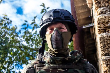 Askerler saldırıdan önce dinleniyor ve eğleniyorlar, Ukrayna ordusunun cephedeki piyade askerleri, düşman hatlarından havan topu ateşinde uzmanlaşmışlar. Amaçları Rus ordusunu kalıcı ateşle zayıflatmak. Durumları çok kötü.