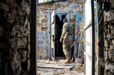 Askerler saldırıdan önce dinleniyor ve eğleniyorlar, Ukrayna ordusunun cephedeki piyade askerleri, düşman hatlarından havan topu ateşinde uzmanlaşmışlar. Amaçları Rus ordusunu kalıcı ateşle zayıflatmak. Durumları çok kötü.