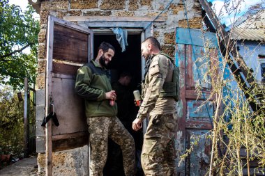 Askerler saldırıdan önce dinleniyor ve eğleniyorlar, Ukrayna ordusunun cephedeki piyade askerleri, düşman hatlarından havan topu ateşinde uzmanlaşmışlar. Amaçları Rus ordusunu kalıcı ateşle zayıflatmak. Durumları çok kötü.