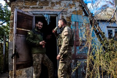 Askerler saldırıdan önce dinleniyor ve eğleniyorlar, Ukrayna ordusunun cephedeki piyade askerleri, düşman hatlarından havan topu ateşinde uzmanlaşmışlar. Amaçları Rus ordusunu kalıcı ateşle zayıflatmak. Durumları çok kötü.